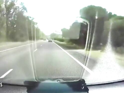 After A Large Truck Swerved In The Middle, The Drivers Turned In An Instant