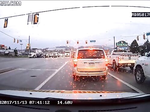 Truck Driver Ignores Red Light, Causes Accident Involving Six Vehicles