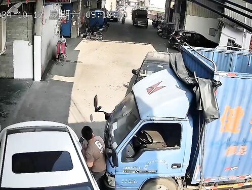 Stupid Chinese People Squeezed Between Trucks And Cars