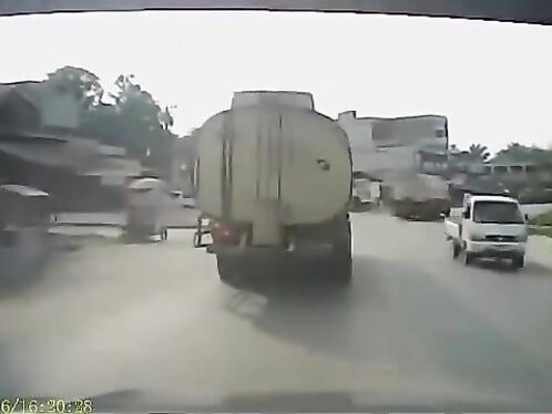 Motorcyclist's Head Is Crushed By A Truck Like A Watermelon