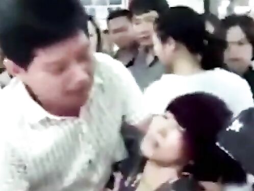 The Woman Accidentally Broke Her Necklace And Fainted In Panic