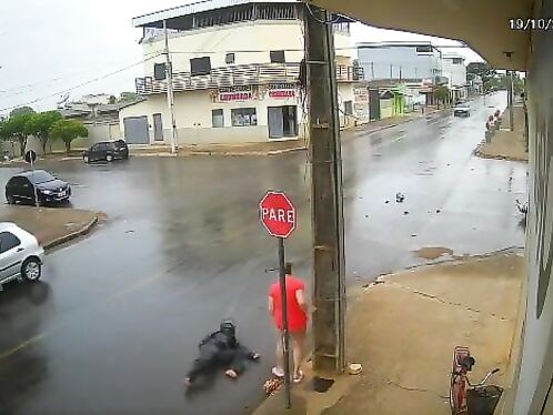 Motorcyclist Ignores Stop Sign, But Other Driver Gets Ticketed (1)