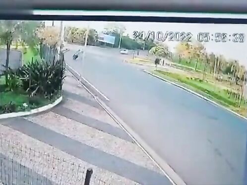 Man Dies After Crashing Into Light Pole