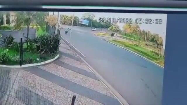 Man Dies After Crashing Into Light Pole