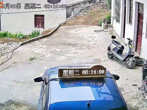 Taxi Exploded Suddenly, The People In The Car Were Lucky