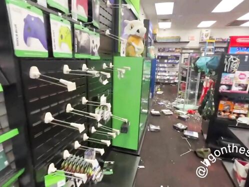 Looters Begin Terrorizing Memphis Stores After Flat Tire