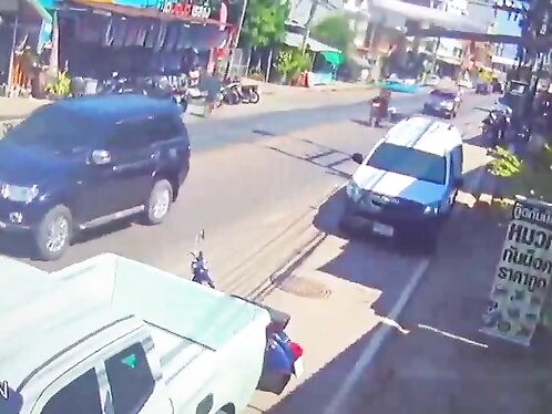 A Motorized Rickshaw Crashed Into A P-type Vehicle And Died