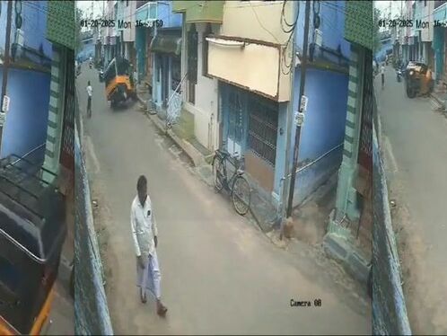 Auto Rickshaw Tries To Harass Biker