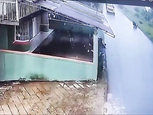 Taxi Collides With Truck, Homeowner Wakes Up In Shock