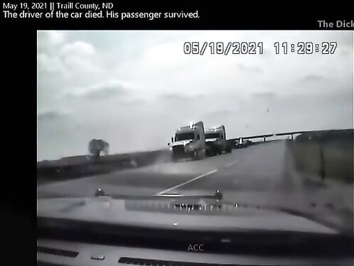 The Car Crossed Into The Opposite Lane During The Pursuit And Collided Head-on With The Semi-trailer Truck