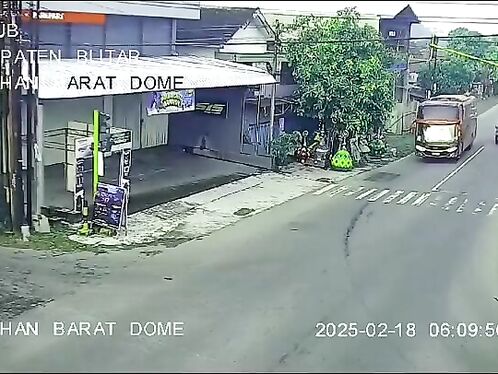 Two Cyclists Rammed A Bus And Lost The Race