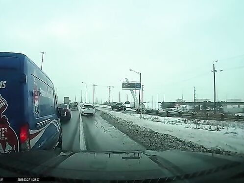 GMC Yukon Stopped And Made A U-turn In The Highway Lane
