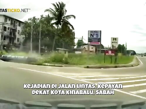 In Malaysia, A Car Drove Into A Sewer