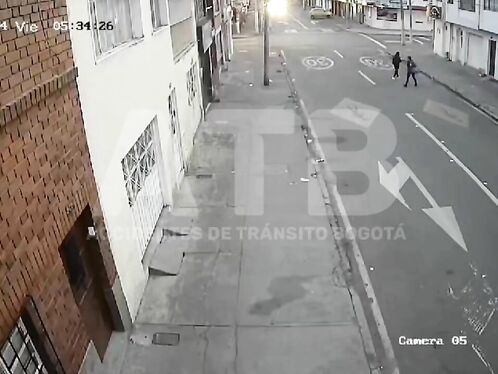 Man uses rope to swing over busy street