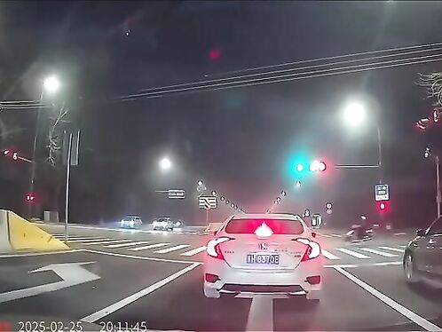 Driver ignores stoplights and drives through intersection