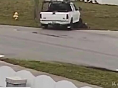 Truck loses tire and crashes into curb on busy street
