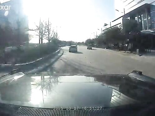 Drunk driver drifts around intersection in middle of the day