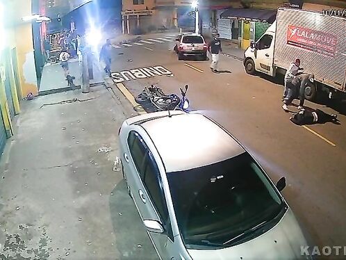 Biker crashes into car and get into a fight with the driver