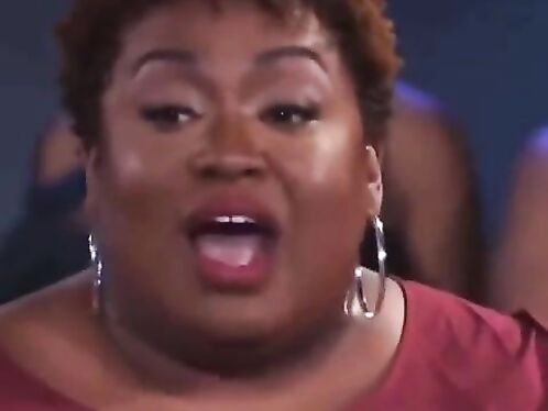 Singer stuns with powerful vocal performance on stage