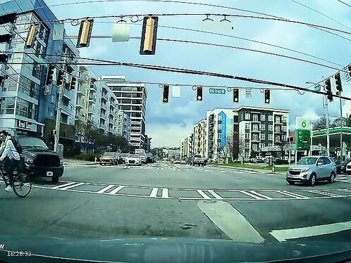SUV suddenly stops in the middle of the intersection