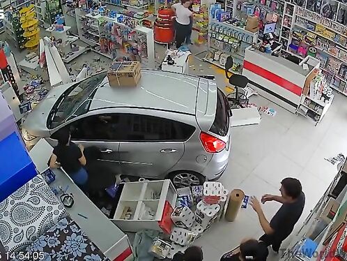 Cashier has incredibly lucky moment