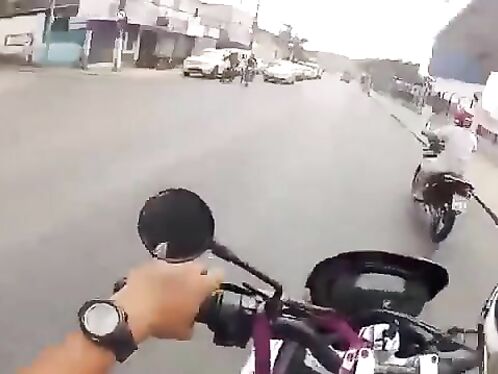 Motorcyclist crashes trying to pass through a red light