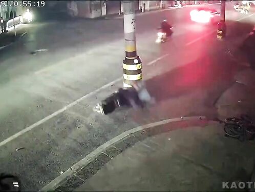 Motorcyclist crashes into pole in busy intersection