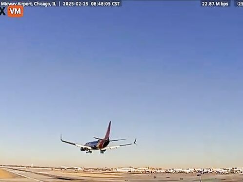 Plane pulls up last minute at Chicago airport