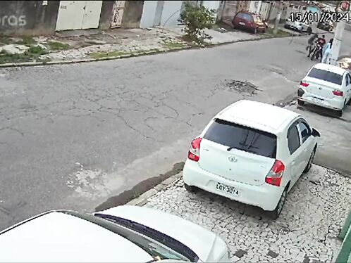 Man tackled by group near parked cars