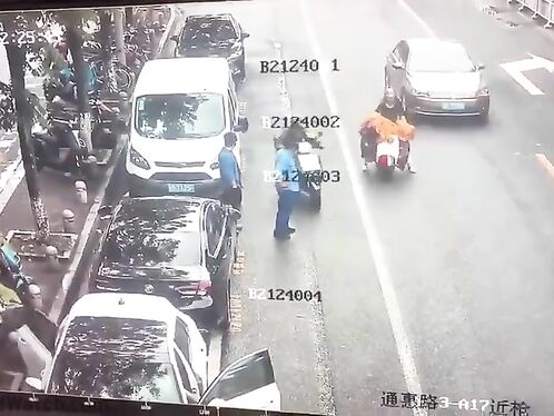 Motorcyclist loses control and crashes on busy street