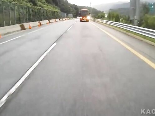 Car loses control in tunnel and crashes into barrier