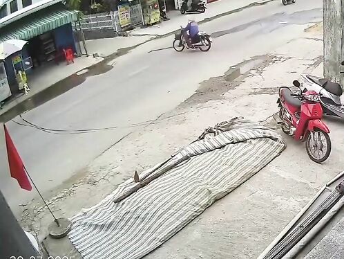 Man sees mat on sidewalk and falls hard
