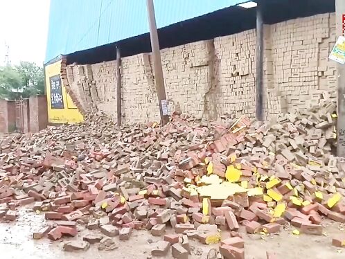 Wall collapses onto street and blocks entire road