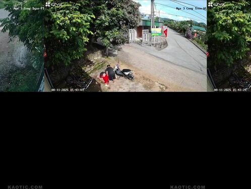 Motorcycle rider crashes and gets attacked on the street