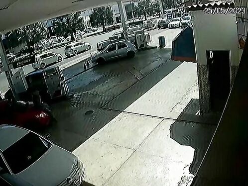 Man steals gas pump nozzle and runs away