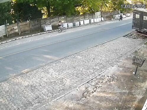 Cyclist dies trying to avoid crash