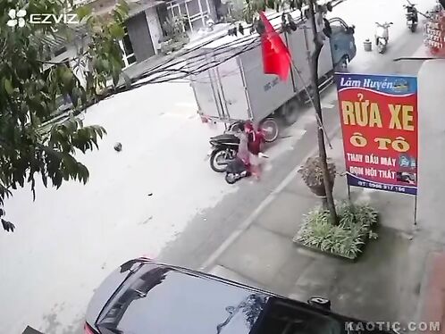 Motorcycle driver eats it while making turn in the rain