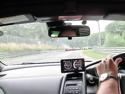 Man drives a track day with a smartphone as a dash cam