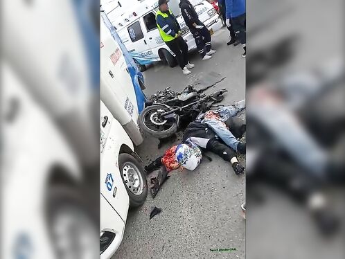Motorcyclist crashes and lies injured