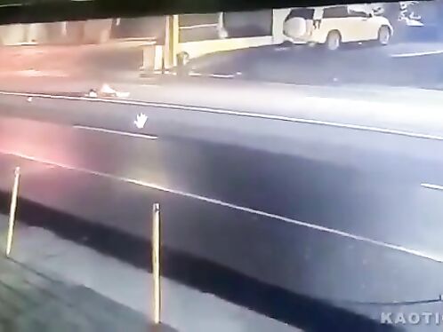 Car suddenly goes up in flames in the middle of the street