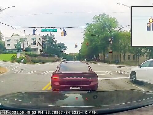 Red car ignores red light and causes multi-car crash